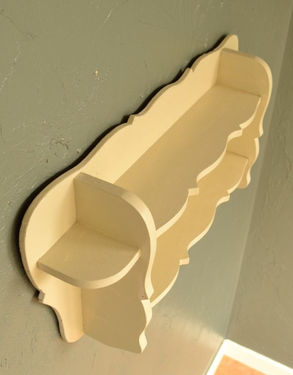 ウォールシェルフ・ウォールハンガー　アンティーク家具　イエローペイントの可愛いアンティークウォールシェルフ（フック付き）。天板もお直ししてあります。(d-1017-f)