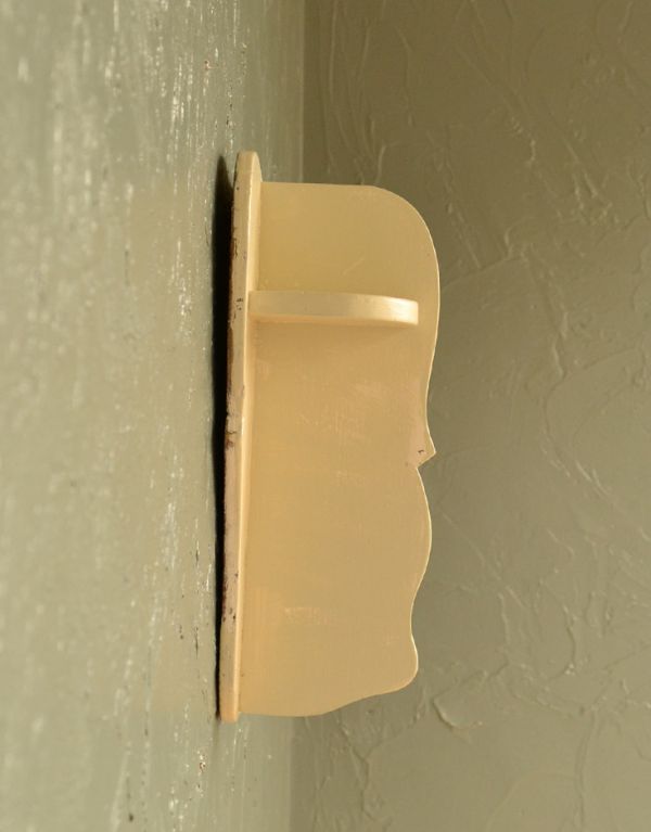 ウォールシェルフ・ウォールハンガー　アンティーク家具　イエローペイントの可愛いアンティークウォールシェルフ（フック付き）。イエローペイントはお部屋に映えるお洒落なカラー。(d-1017-f)