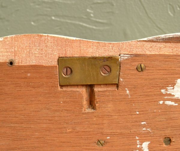 ウォールシェルフ・ウォールハンガー　アンティーク家具　イエローペイントの可愛いアンティークウォールシェルフ（フック付き）。ビスに引っ掛けるようにして固定します。(d-1017-f)