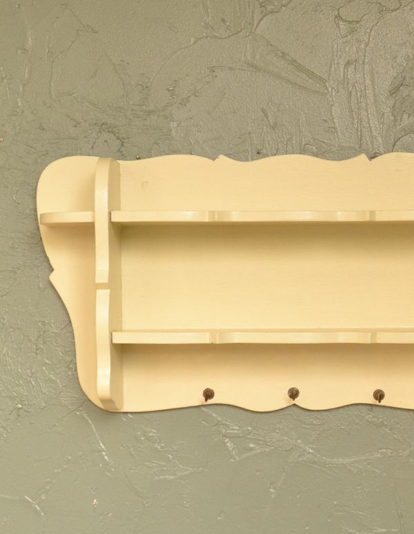 ウォールシェルフ・ウォールハンガー　アンティーク家具　イエローペイントの可愛いアンティークウォールシェルフ（フック付き）。殺風景になりがちな白い壁のお部屋が、明るくてお洒落な印象に！リビング、廊下、階段、子ども部屋・・・どこに付けようかな？【 全体 】幅60.5×奥行10.5×高さ30cm【 棚内寸 】幅40×奥行9×高さ12cm。(d-1017-f)