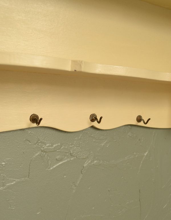 ウォールシェルフ・ウォールハンガー　アンティーク家具　イエローペイントの可愛いアンティークウォールシェルフ（フック付き）。棚の下には、フックが10cmピッチで３つ付いています。(d-1017-f)