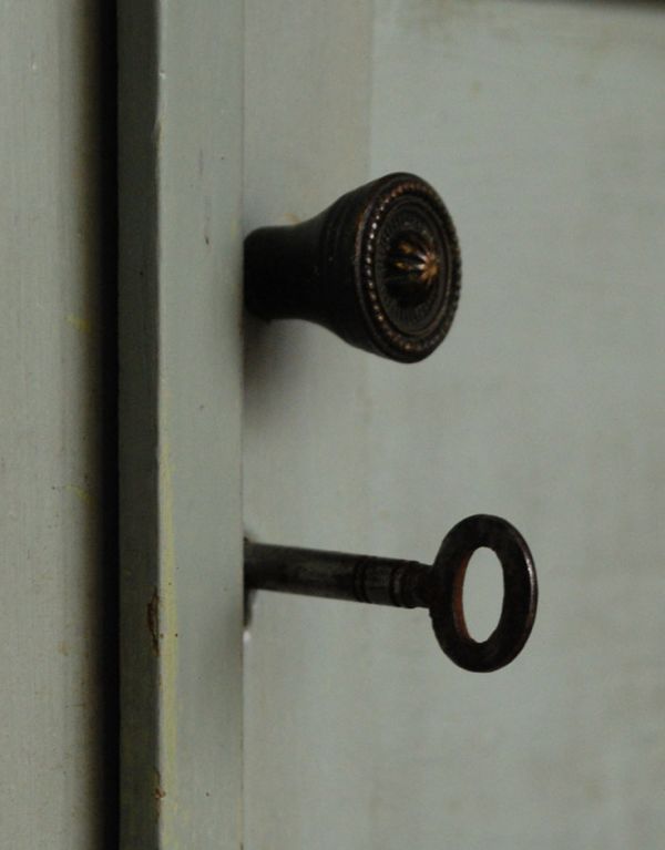 アンティーク家具　飾り棚付きアンティークウッドシェルフ、ペイントディスプレイラック。アンティークならではの可愛い取っ手です。(d-1019-f)