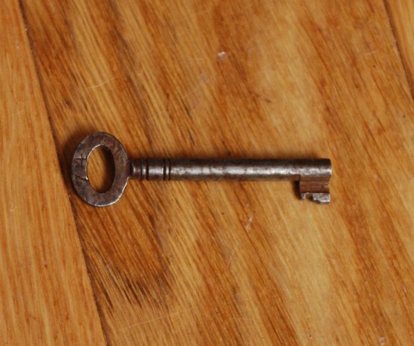 アンティーク家具　飾り棚付きアンティークウッドシェルフ、ペイントディスプレイラック。鍵は使えるようにお直ししています。(d-1019-f)