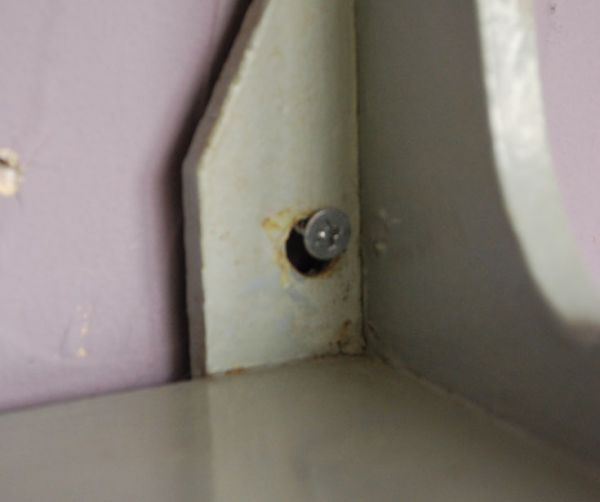 アンティーク家具　飾り棚付きアンティークウッドシェルフ、ペイントディスプレイラック。壁に取り付けられる用に穴が開いています。(d-1019-f)