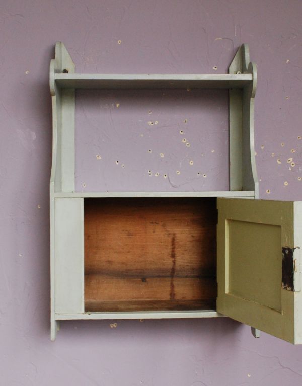 アンティーク家具　飾り棚付きアンティークウッドシェルフ、ペイントディスプレイラック。扉の中には筆記用具や、日用品を入れてお使い下さい。(d-1019-f)