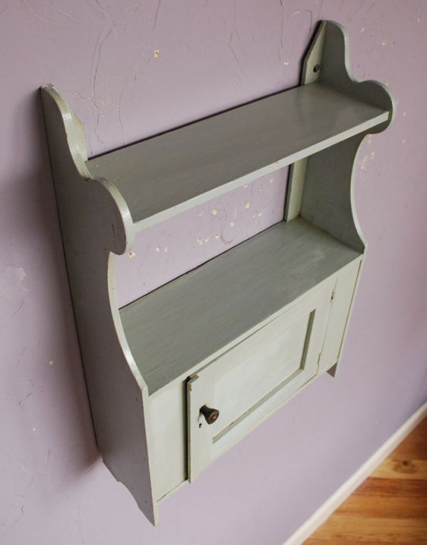 アンティーク家具　飾り棚付きアンティークウッドシェルフ、ペイントディスプレイラック。玄関でアロマポットや、鍵置きに。(d-1019-f)