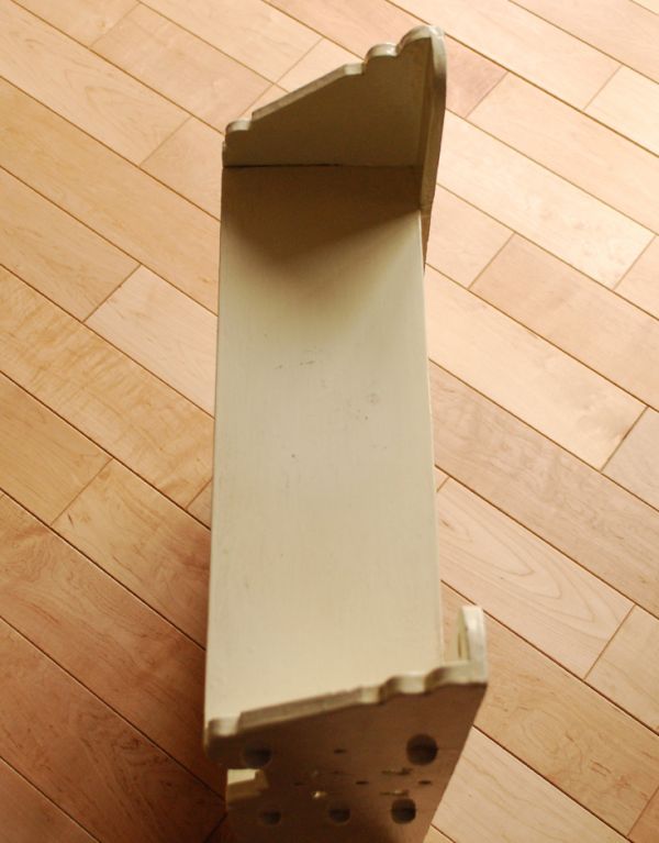 ウォールシェルフ・ウォールハンガー アンティーク家具 アンティークのフランス家具、アイボリーペイントのオープンシェルフ。天板もお直ししてあります。(d-1020-f)