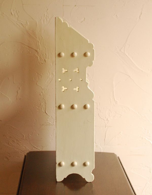 ウォールシェルフ・ウォールハンガー アンティーク家具 アンティークのフランス家具、アイボリーペイントのオープンシェルフ。デザインが凝っているので、どこから見ても絵になります。(d-1020-f)