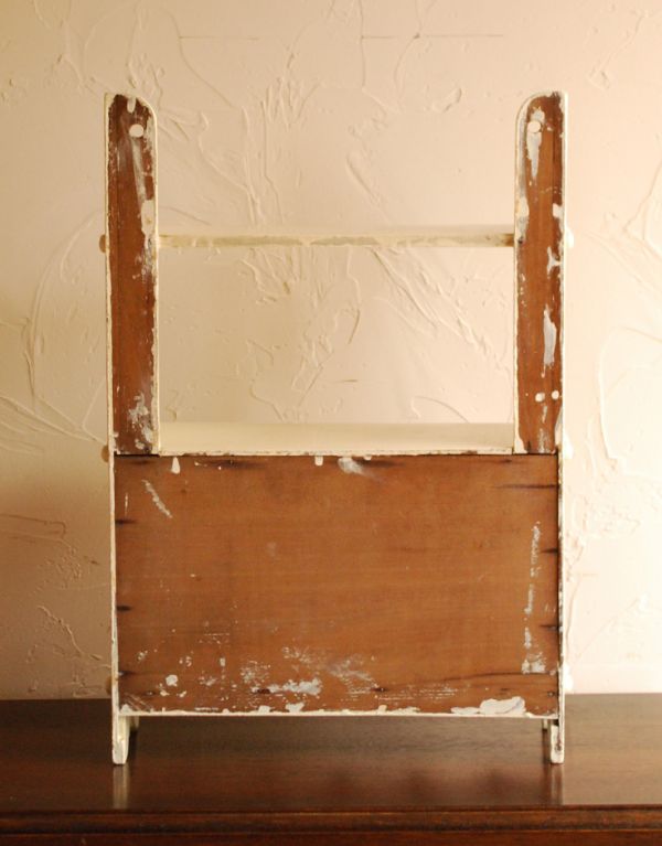 ウォールシェルフ・ウォールハンガー アンティーク家具 アンティークのフランス家具、アイボリーペイントのオープンシェルフ。専門の職人によってお直ししていますが、アンティークは新品ではありません。(d-1020-f)