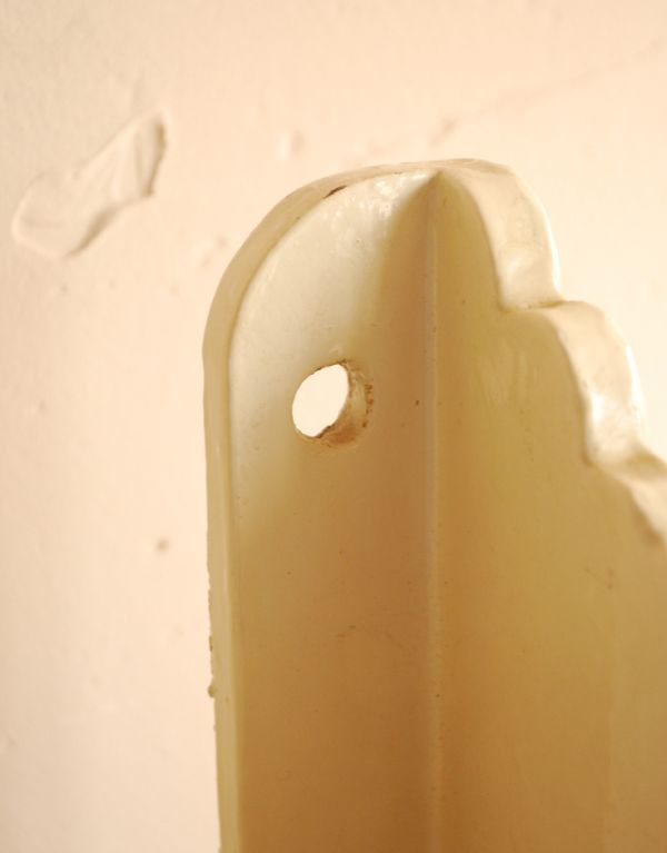 ウォールシェルフ・ウォールハンガー アンティーク家具 アンティークのフランス家具、アイボリーペイントのオープンシェルフ。壁付けできるようにビスが空いています。(d-1020-f)