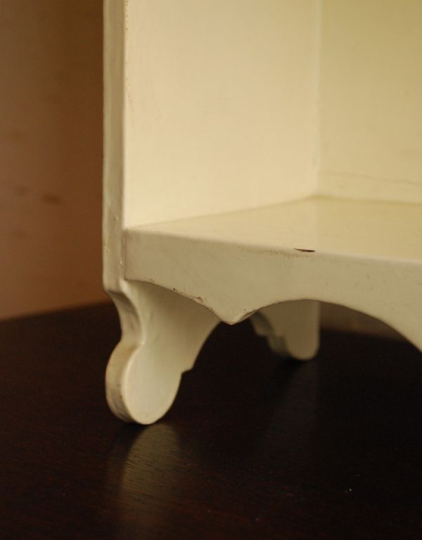 ウォールシェルフ・ウォールハンガー アンティーク家具 アンティークのフランス家具、アイボリーペイントのオープンシェルフ。脚付きなので、床置きもできます。(d-1020-f)