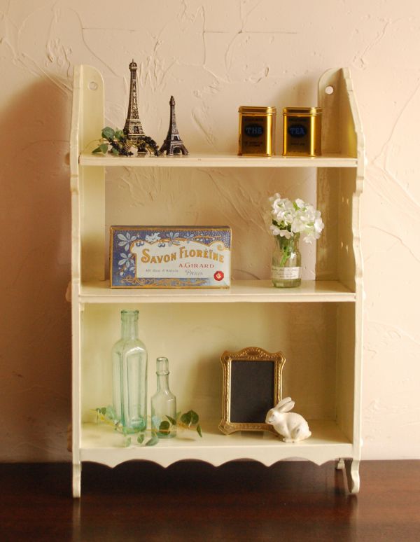 ウォールシェルフ・ウォールハンガー アンティーク家具 アンティークのフランス家具、アイボリーペイントのオープンシェルフ。ディスプレイとたっぷり楽しめる3段タイプ!写真立てやオブジェを置いたり、キッチン用品を置いたりしてもいいですね。(d-1020-f)