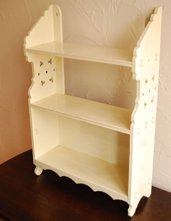 ウォールシェルフ・ウォールハンガー アンティーク家具 アンティークのフランス家具、アイボリーペイントのオープンシェルフ。サイドの凝ったデザインが印象的なシェルフです。(d-1020-f)