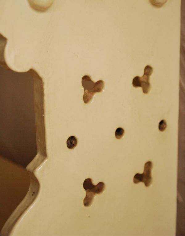 ウォールシェルフ・ウォールハンガー アンティーク家具 アンティークのフランス家具、アイボリーペイントのオープンシェルフ。サイドに透かし彫りが施されています。(d-1020-f)