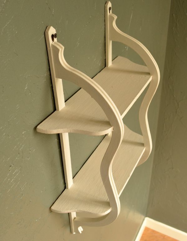 ウォールシェルフ・ウォールハンガー　アンティーク家具　壁に付けて使うアンティーク家具、小さなウォールシェルフ（ホワイト）。コンパクトな２段タイプのラックです。(d-1021-f)