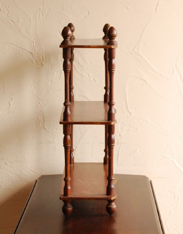 ウォールシェルフ・ウォールハンガー　アンティーク家具　フランスの小さなアンティーク家具、木製のオープンシェルフ（飾り棚）。デザインが凝っているので、どこから見ても絵になります。(d-1022-f)