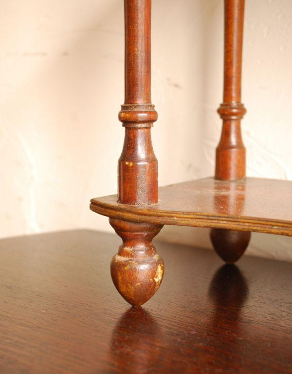 ウォールシェルフ・ウォールハンガー　アンティーク家具　フランスの小さなアンティーク家具、木製のオープンシェルフ（飾り棚）。脚付きのシェルフです。(d-1022-f)