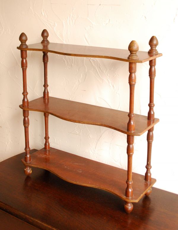 ウォールシェルフ・ウォールハンガー　アンティーク家具　フランスの小さなアンティーク家具、木製のオープンシェルフ（飾り棚）。サイドの凝ったデザインが印象的なシェルフです。(d-1022-f)