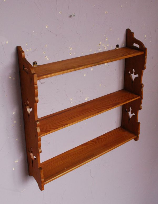ウォールシェルフ・ウォールハンガー アンティーク家具 彫りがお洒落なアンティークウッドシェルフ、ディスプレイラック。どこにでも取り付けられるディスプレイラックです。(d-1023-f)