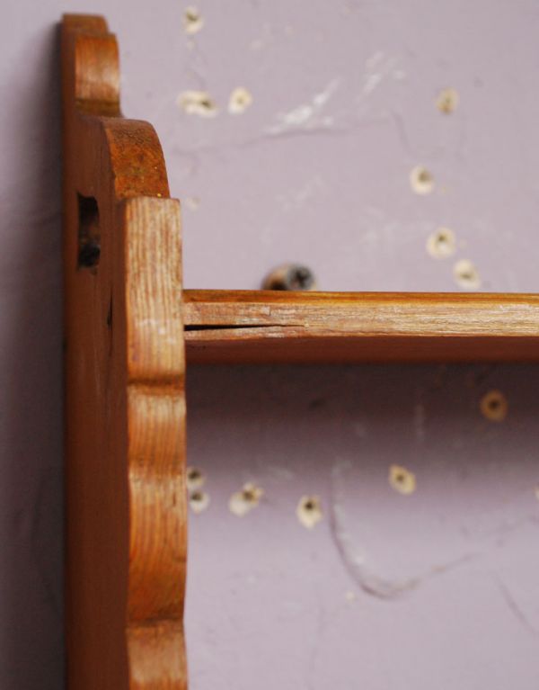 ウォールシェルフ・ウォールハンガー アンティーク家具 彫りがお洒落なアンティークウッドシェルフ、ディスプレイラック。アンティークは新品ではありません。(d-1023-f)