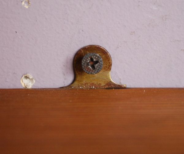 ウォールシェルフ・ウォールハンガー アンティーク家具 彫りがお洒落なアンティークウッドシェルフ、ディスプレイラック。壁に取り付けられる様に金具も付いています。(d-1023-f)