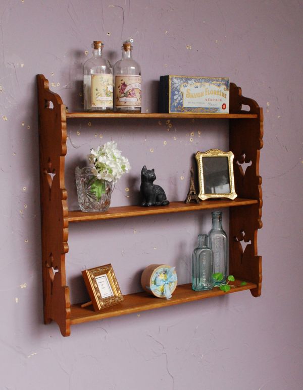 ウォールシェルフ・ウォールハンガー アンティーク家具 彫りがお洒落なアンティークウッドシェルフ、ディスプレイラック。たっぷり飾れる3段シェルフ。(d-1023-f)