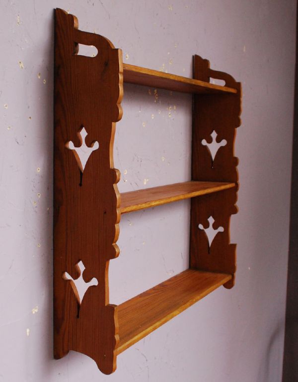 ウォールシェルフ・ウォールハンガー アンティーク家具 彫りがお洒落なアンティークウッドシェルフ、ディスプレイラック。どこから見ても美しい彫りのデザインです。(d-1023-f)