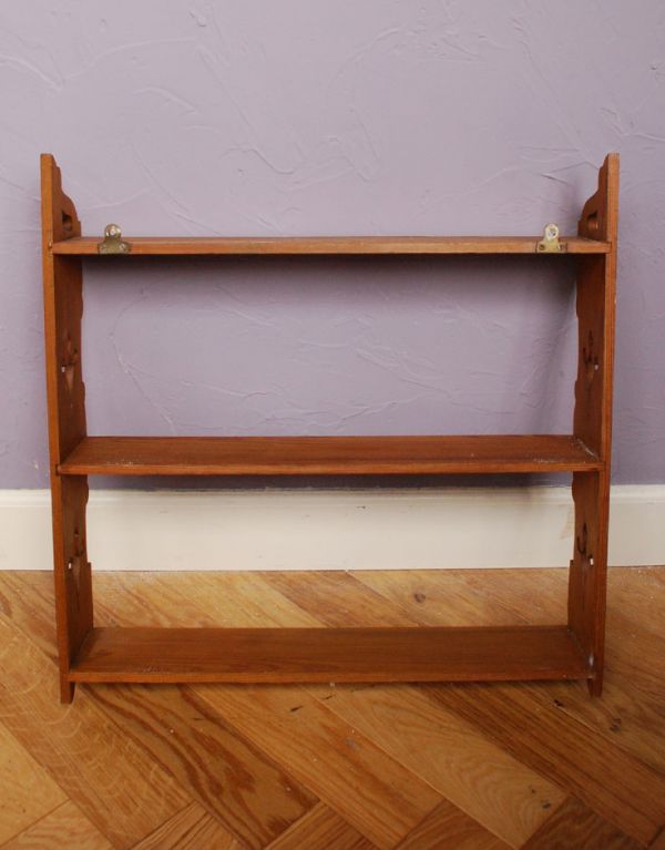 ウォールシェルフ・ウォールハンガー アンティーク家具 彫りがお洒落なアンティークウッドシェルフ、ディスプレイラック。裏はこんな感じです。(d-1023-f)