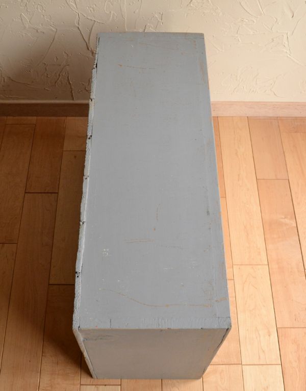 ウォールキャビネット　アンティーク家具　アンティークのフレンチインテリア、グレーペイントのスモールキャビネット 。天板はピカピカです。(d-1025-f)