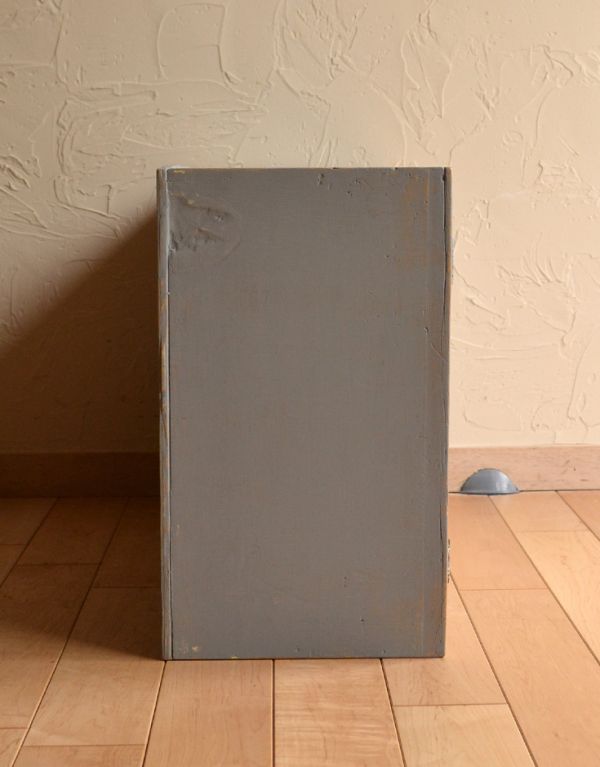 ウォールキャビネット　アンティーク家具　アンティークのフレンチインテリア、グレーペイントのスモールキャビネット 。サイドもきれいにペイントされています。(d-1025-f)