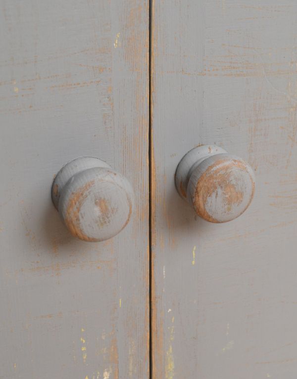 ウォールキャビネット　アンティーク家具　アンティークのフレンチインテリア、グレーペイントのスモールキャビネット 。ちょこんと付いた木製の取っ手です。(d-1025-f)