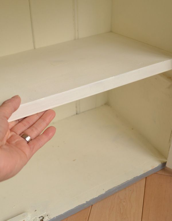 ウォールキャビネット　アンティーク家具　アンティークのフレンチインテリア、グレーペイントのスモールキャビネット 。扉内の棚板は可動します。(d-1025-f)