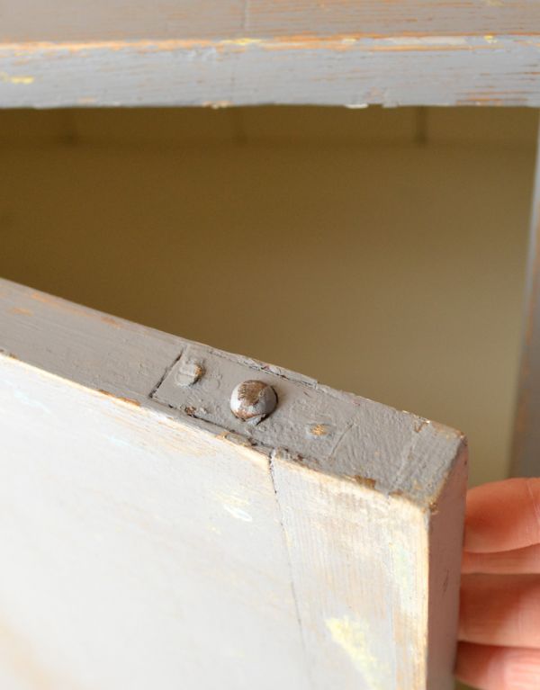 ウォールキャビネット　アンティーク家具　アンティークのフレンチインテリア、グレーペイントのスモールキャビネット 。扉には、ドアキャッチャーの金具が付いています。(d-1025-f)