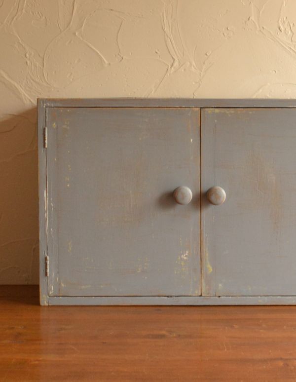 ウォールキャビネット　アンティーク家具　アンティークのフレンチインテリア、グレーペイントのスモールキャビネット 。シャビーな雰囲気がおしゃれですよね。(d-1025-f)