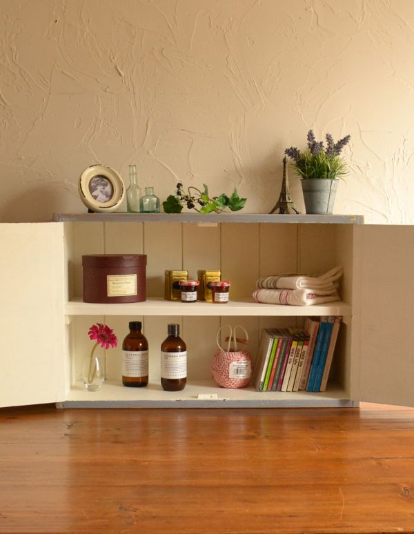 ウォールキャビネット　アンティーク家具　アンティークのフレンチインテリア、グレーペイントのスモールキャビネット 。扉内はホワイトペイントで仕上がっています。(d-1025-f)