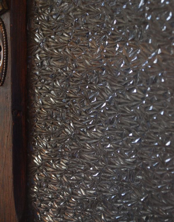 ウォールシェルフ・ウォールハンガー アンティーク家具 鍵つきのアンティークミニキャビネット、ディスプレイラック。ガラスも割れずにキレイに残っていました。(d-1026-f)