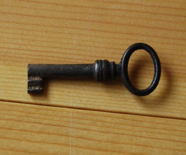 ウォールシェルフ・ウォールハンガー アンティーク家具 鍵つきのアンティークミニキャビネット、ディスプレイラック。鍵は使えるようにお直ししています。(d-1026-f)