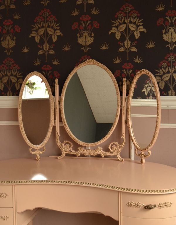 サイドバイサイド アンティーク家具 淡いピンクのアンティーク家具、椅子もセットになったドレッサー。大きな鏡はお部屋を広く見せる効果大。(d-1028-f)