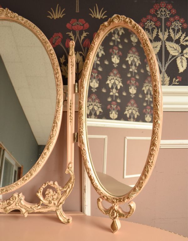 サイドバイサイド アンティーク家具 淡いピンクのアンティーク家具、椅子もセットになったドレッサー。トップにはアンティークならではの繊細な装飾があります。(d-1028-f)