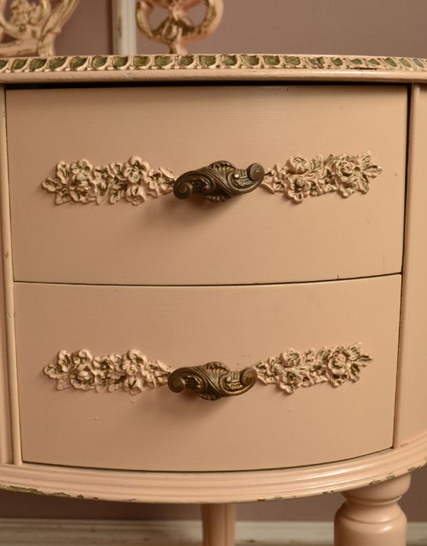 サイドバイサイド アンティーク家具 淡いピンクのアンティーク家具、椅子もセットになったドレッサー。引き出しの取っ手はシェル(貝)のような凝ったデザイン。(d-1028-f)