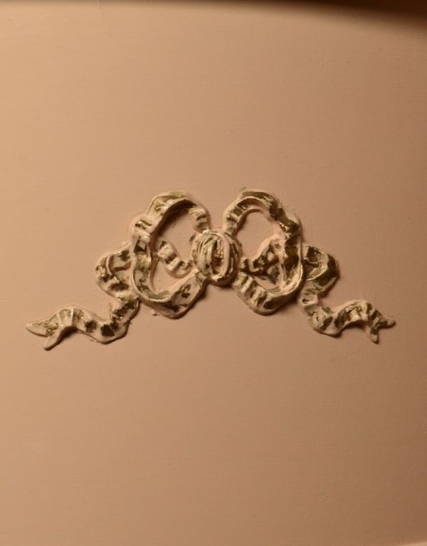 サイドバイサイド アンティーク家具 淡いピンクのアンティーク家具、椅子もセットになったドレッサー。両サイドにはリボンの彫りが刻まれています。(d-1028-f)