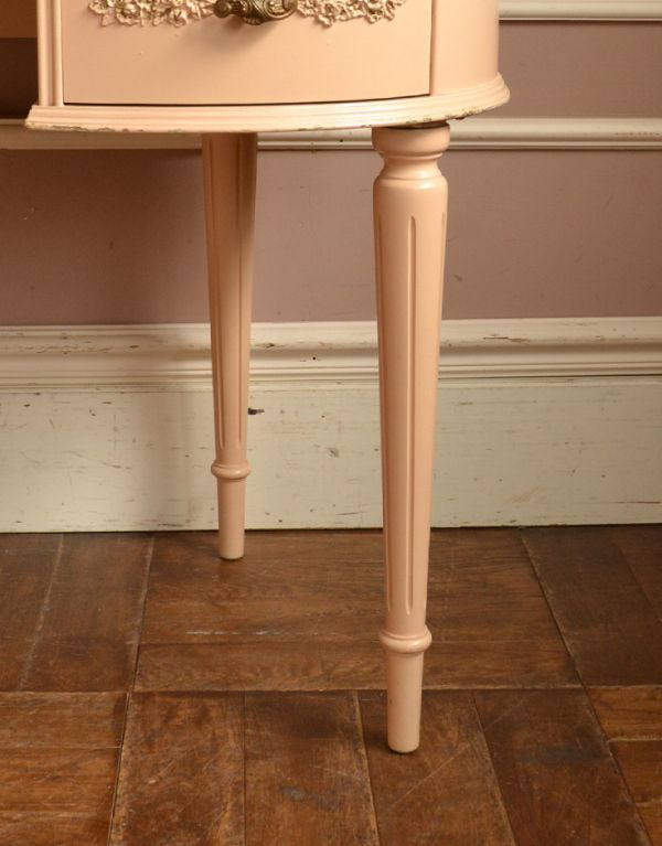 サイドバイサイド アンティーク家具 淡いピンクのアンティーク家具、椅子もセットになったドレッサー。華奢で女性らしい猫脚が外国風の雰囲気を作ってくれます。(d-1028-f)