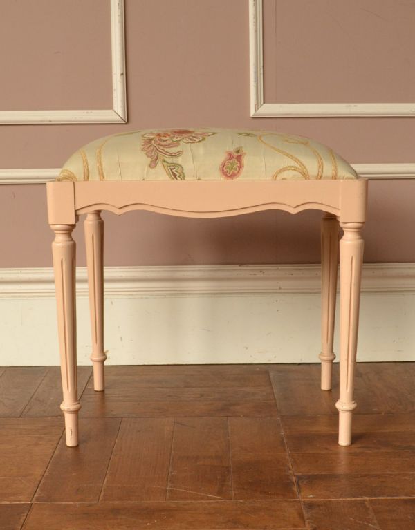 サイドバイサイド アンティーク家具 淡いピンクのアンティーク家具、椅子もセットになったドレッサー。セットのスツールです。(d-1028-f)