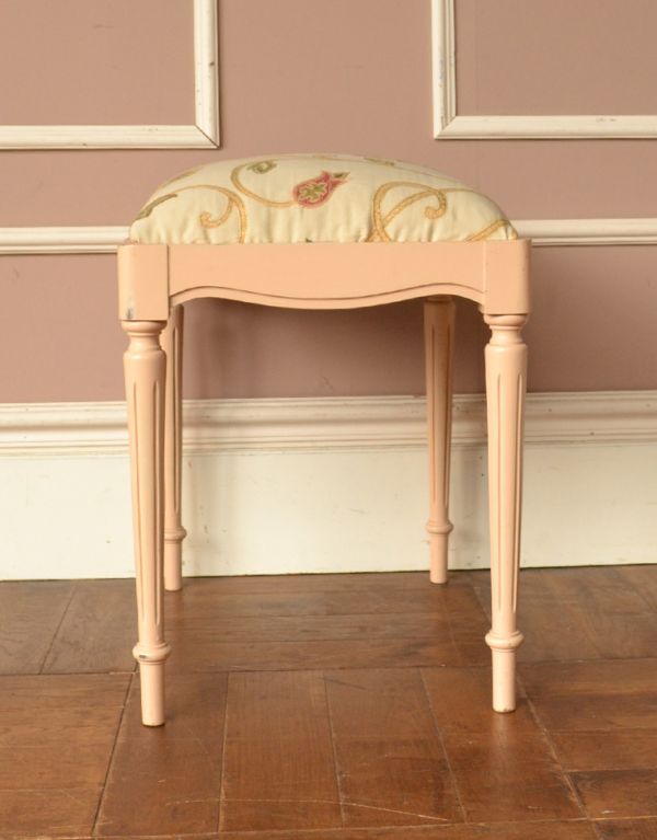 サイドバイサイド アンティーク家具 淡いピンクのアンティーク家具、椅子もセットになったドレッサー。サイドから見るとこんな感じ。(d-1028-f)