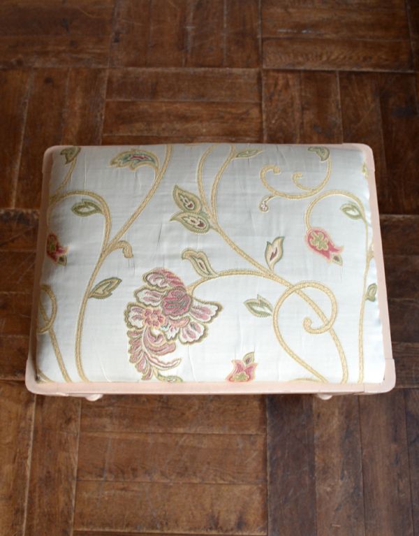 サイドバイサイド アンティーク家具 淡いピンクのアンティーク家具、椅子もセットになったドレッサー。すわり心地がいい座面。(d-1028-f)