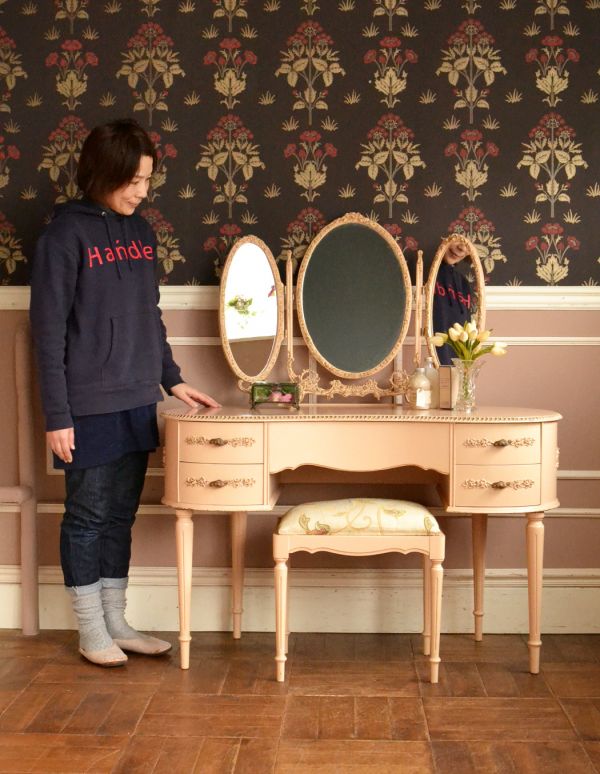 サイドバイサイド アンティーク家具 淡いピンクのアンティーク家具、椅子もセットになったドレッサー。華があって、ドールハウスにあるような可愛いデザイン。(d-1028-f)