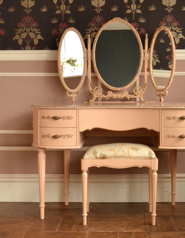 サイドバイサイド アンティーク家具 淡いピンクのアンティーク家具、椅子もセットになったドレッサー。小さな引き出しがあるので、細々したものを収納できます。(d-1028-f)