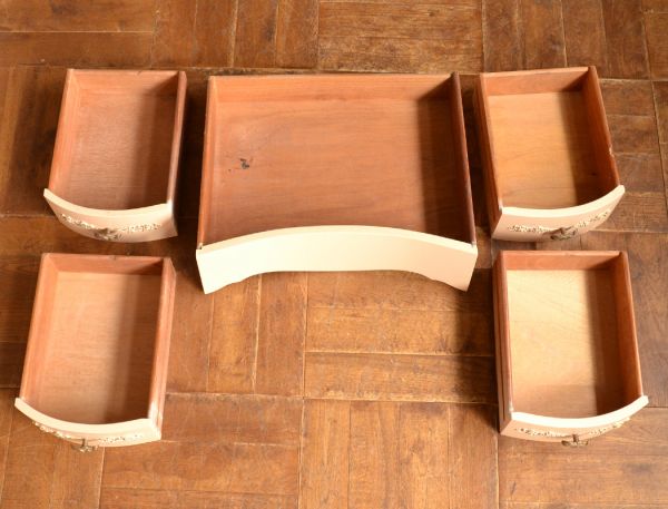 サイドバイサイド アンティーク家具 淡いピンクのアンティーク家具、椅子もセットになったドレッサー。引き出しは全部で5杯です。(d-1028-f)