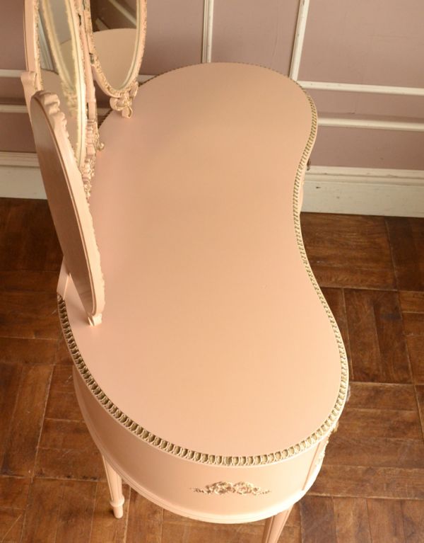 サイドバイサイド アンティーク家具 淡いピンクのアンティーク家具、椅子もセットになったドレッサー。天板もキレイに塗装を仕上げました。(d-1028-f)