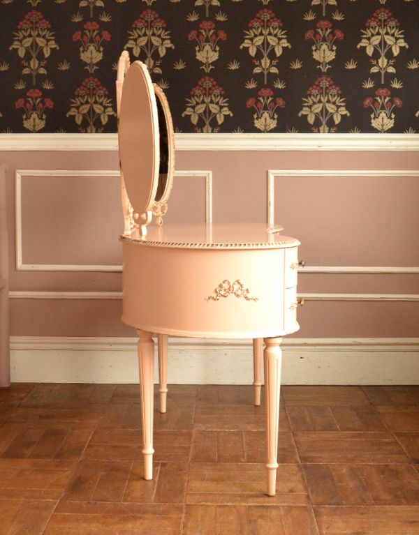 サイドバイサイド アンティーク家具 淡いピンクのアンティーク家具、椅子もセットになったドレッサー。サイドにも可愛い飾り。(d-1028-f)